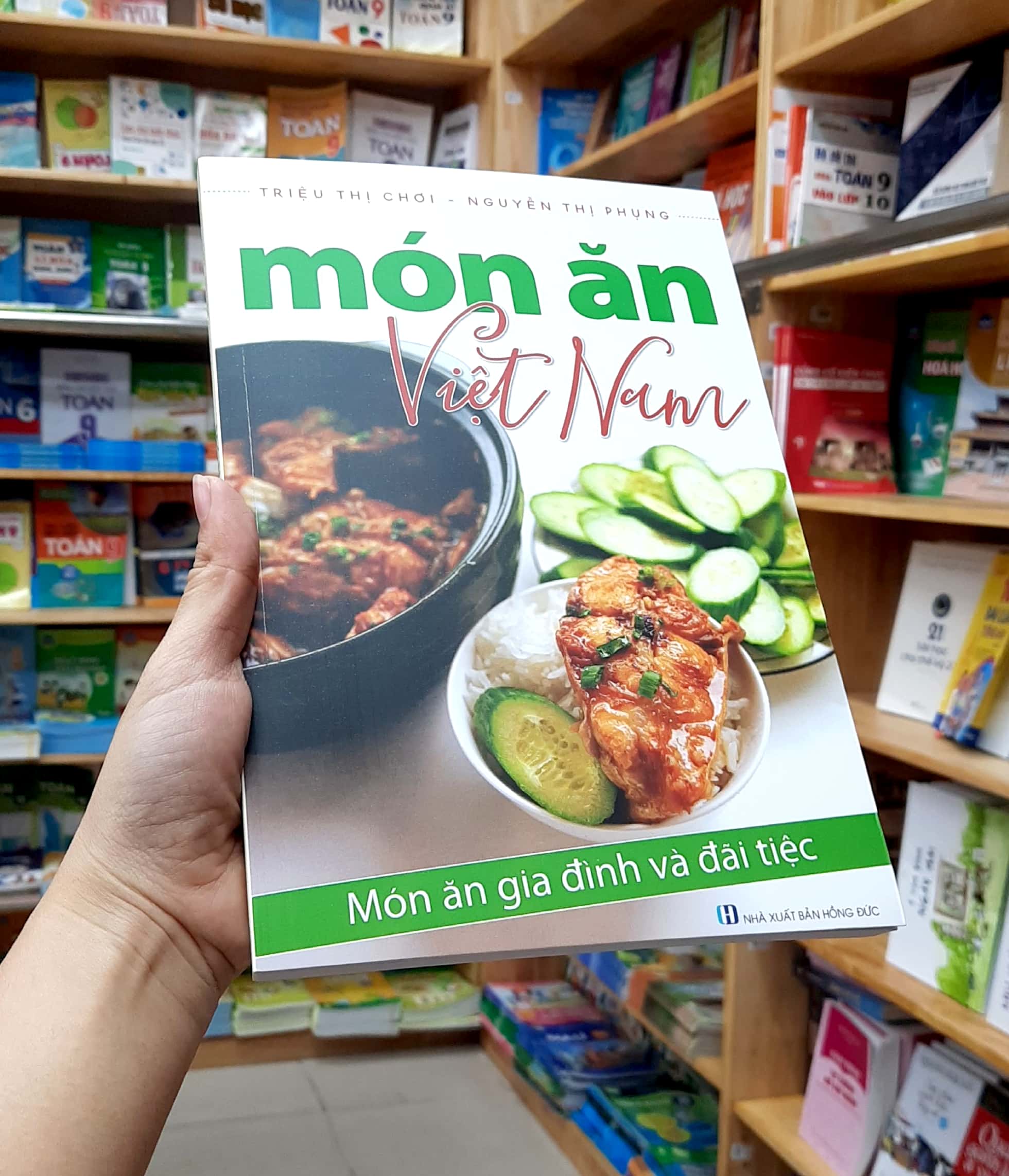 Món Ăn Việt Nam Gia Đình Và Đãi Tiệc PDF đọc ebook online, epub online, nghe sách nói audio miễn phí. Món Ăn Việt Nam Gia Đình Và Đãi Tiệc PDF đọc ebook online, epub online, nghe sách nói audio miễn phí.