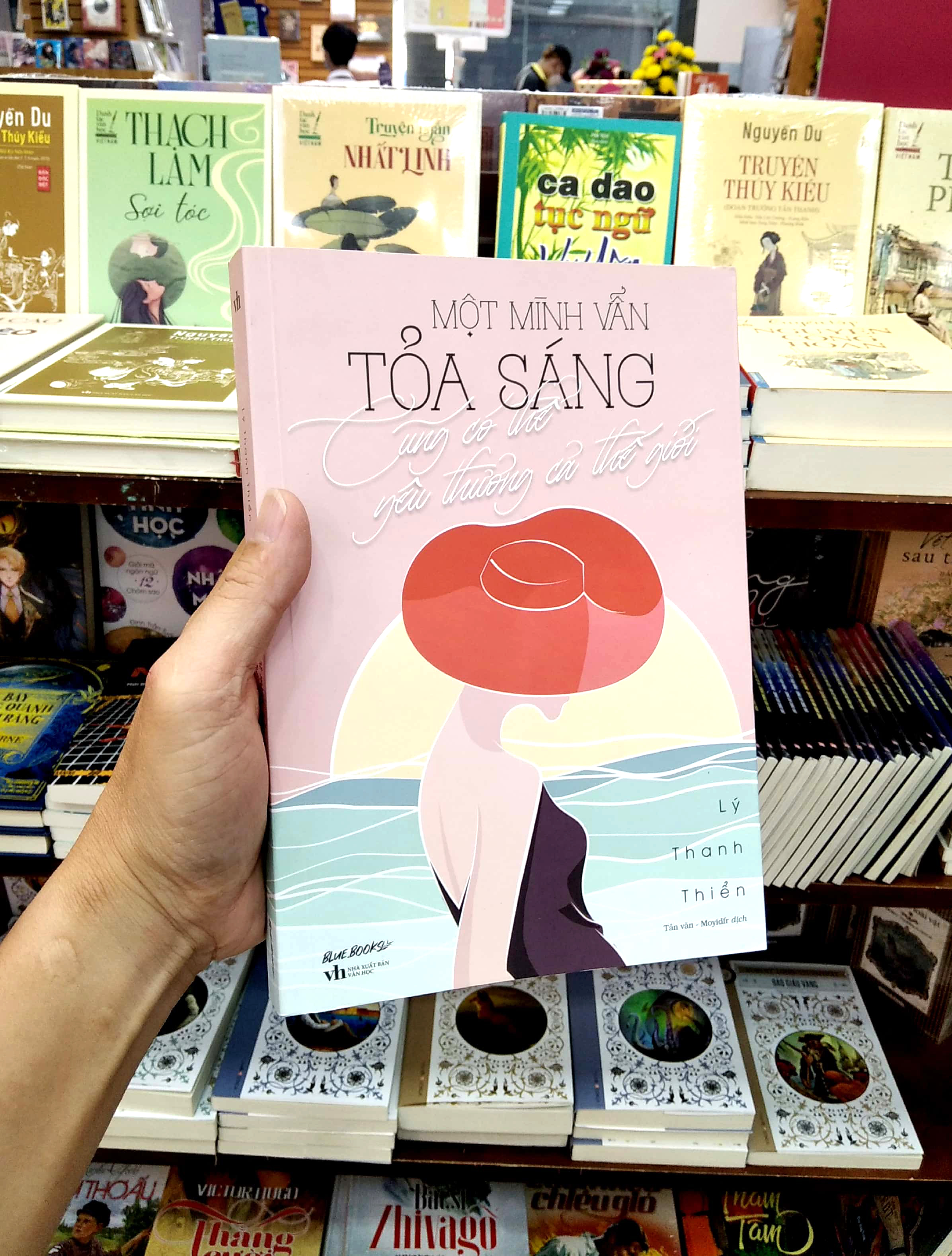 Một Mình Vẫn Tỏa Sáng Cũng Có Thể Yêu Thương Cả Thế Giới PDF Một Mình Vẫn Tỏa Sáng Cũng Có Thể Yêu Thương Cả Thế Giới PDF
