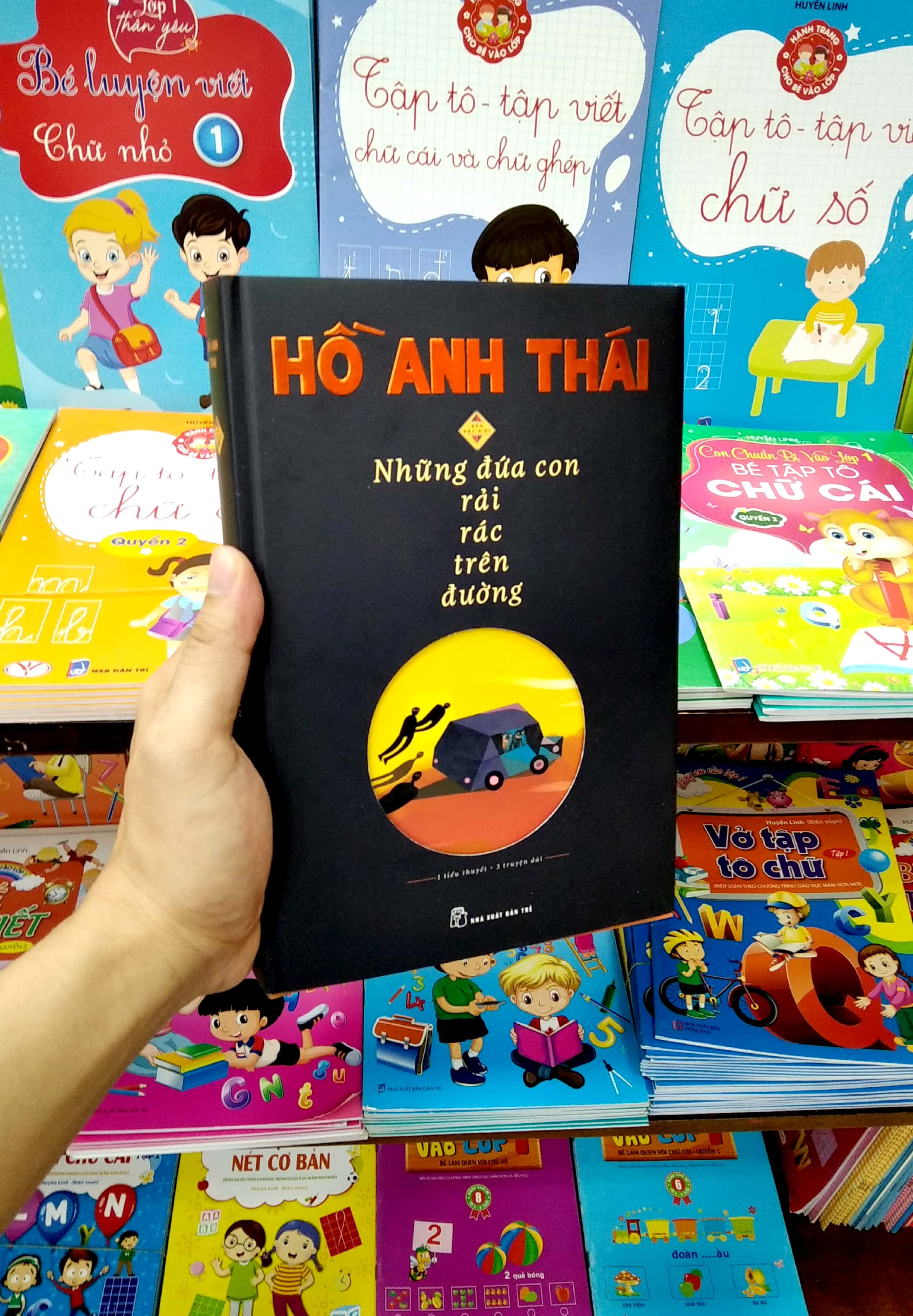 Những Đứa Con Rải Rác Trên Đường PDF đọc ebook online, epub online, nghe sách nói audio miễn phí. Tải sách Những Đứa Con Rải Rác Trên Đường PDF đọc ebook online, epub online, nghe sách nói audio miễn phí.