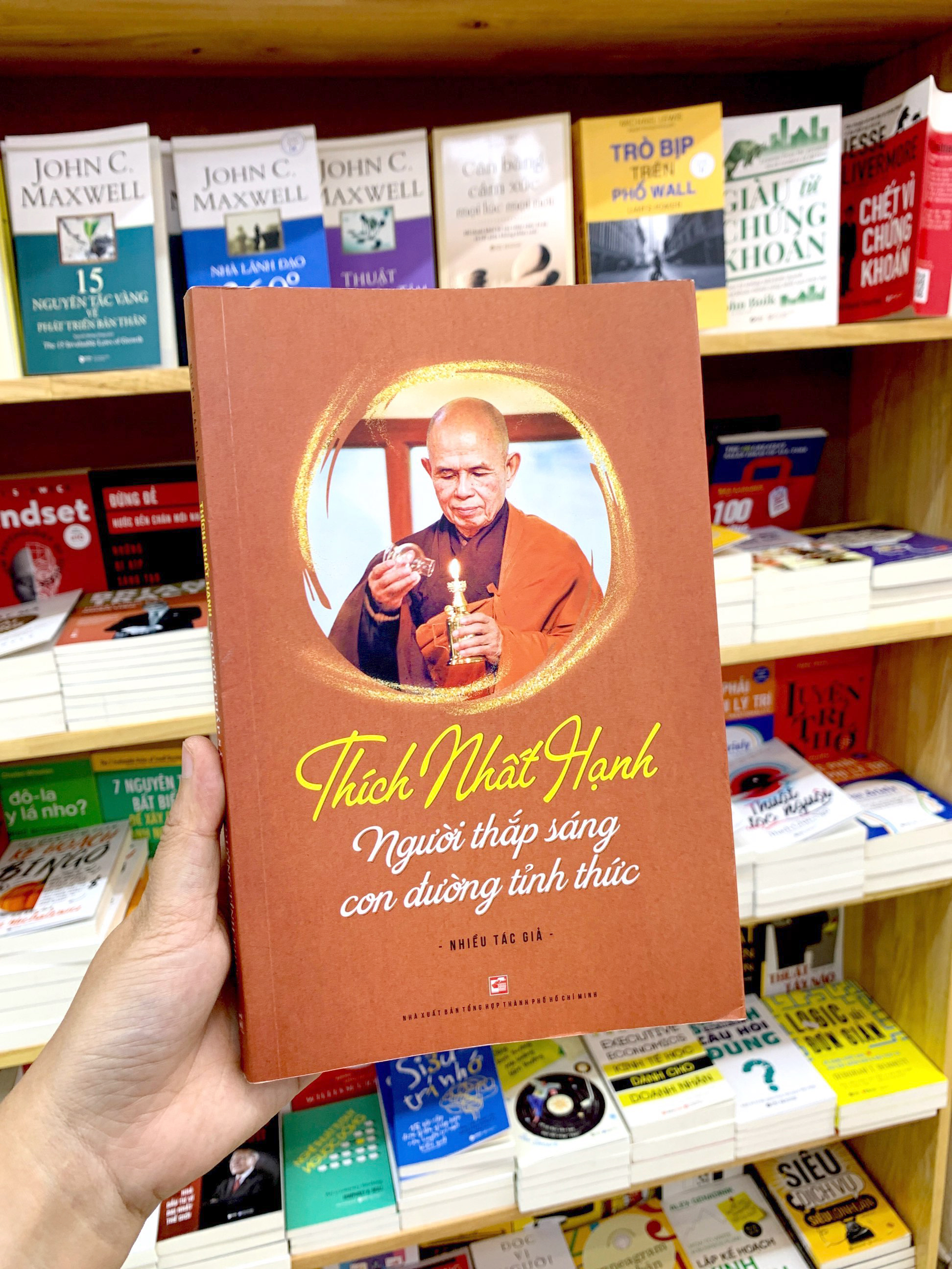 Thích Nhất Hạnh - Người Thắp Sáng Con Đường Tỉnh Thức PDF đọc ebook online, epub online, nghe sách nói audio miễn phí.