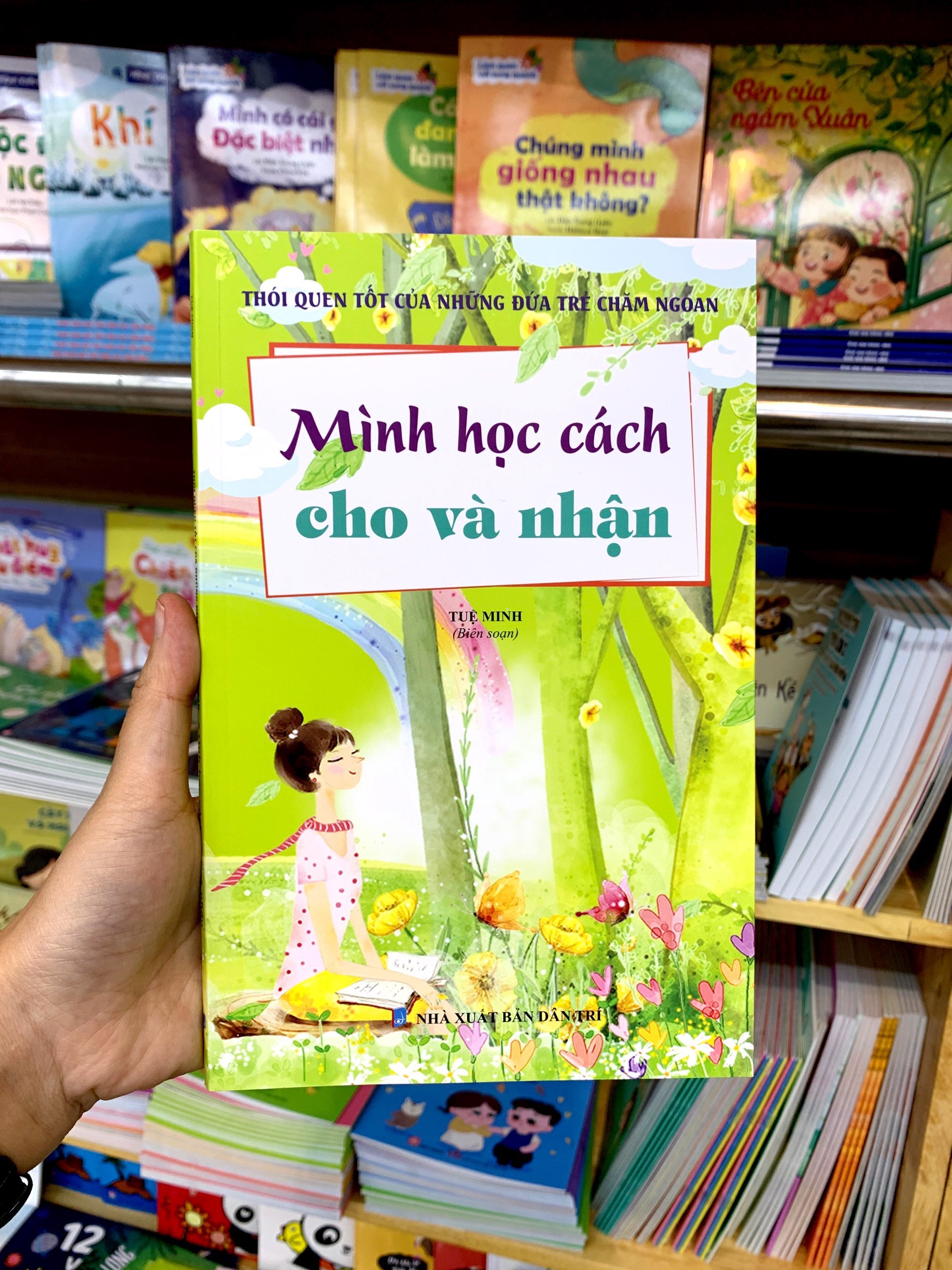 Thói Quen Tốt Của Những Đứa Trẻ Chăm Ngoan - Mình Học Cách Cho Và Nhận PDF đọc ebook online, epub online, nghe sách nói audio miễn phí. Tải sách Thói Quen Tốt Của Những Đứa Trẻ Chăm Ngoan - Mình Học Cách Cho Và Nhận PDF đọc ebook online, epub online, nghe sách nói audio miễn phí.